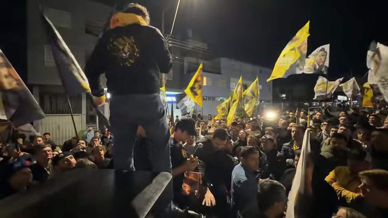 Renan Santos discursa diante de apoiadores durante a Futuro Glorioso Tour em Caxias do Sul